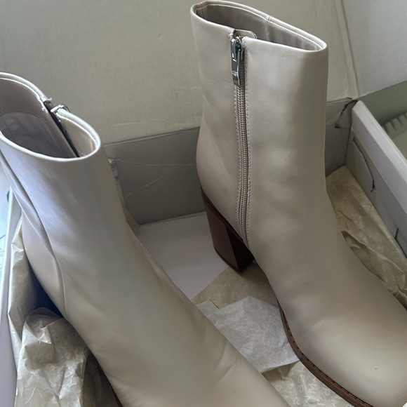 Marc Fisher Lysia Bootie, size 9, Ecru (cream) - Picture 2 of 5